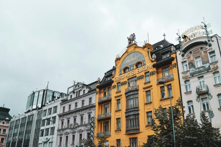 How to Choose Where to Stay in a New City